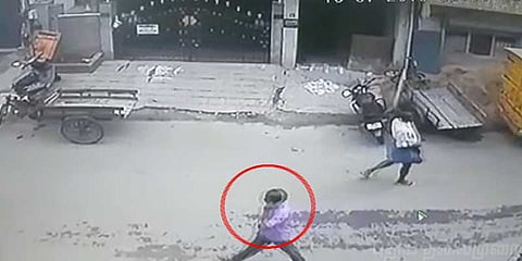 பேசி கவனத்தை திருப்பி நகை பறிப்பு : சிசிடிவி காட்சிகள் வெளியீடு