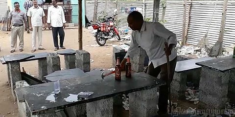 அனுமதியின்றி செயல்பட்ட பார்களை அடித்து நொறுக்கிய அதிகாரிகள்