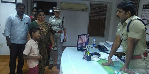 50 ஆயிரம் பணத்தை அப்படியே ஒப்படைத்த பள்ளி சிறுவன்