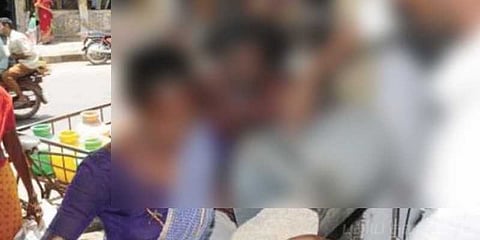 ரேசன் கடையில் பெண்ணுக்கு பாலியல் சீண்டல் : விற்பனையாளரை பிடித்த மக்கள் !