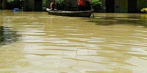 காவல்நிலையத்தை சுற்றிலும் வெள்ள நீர்.. படகில் பணிக்கு செல்லும் காவலர்கள்..!