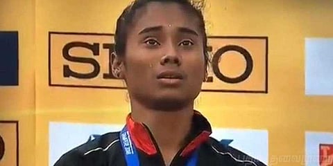 கண்ணீர் மல்க தேசிய கீதத்திற்கு மரியாதை செய்த ஹிமா தாஸ் - வைரல் வீடியோ