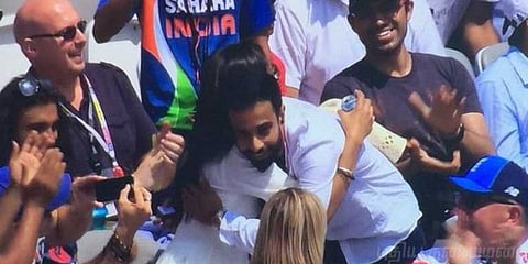 கிரிக்கெட் மைதானத்தில் மலர்ந்த காதல் பூ ! வெட்கத்தில் திளைத்த ஜோடி