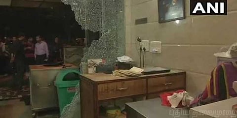 டெல்லியில் அடித்து நொறுக்கப்பட்ட ஹோட்டல் - வீடியோ