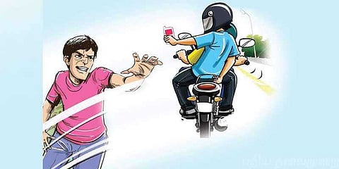 கத்தியால் தாக்கிவிட்டு செல்போன் பறிப்பு