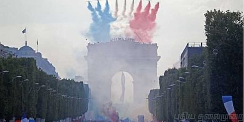 கோப்பையுடன் வந்த வீரர்களை உற்சாகமாய் வரவேற்ற பிரான்ஸ் !