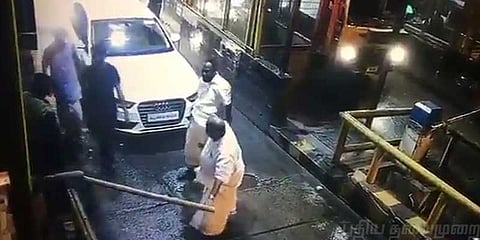 சுங்கச்சாவடியை அடித்து நொறுக்கிய எம்எல்ஏ: வைரல் வீடியோ