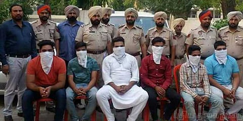 நாற்காலியில் அமர்ந்த குற்றவாளிகள் : சர்ச்சையில் சிக்கிய போலீஸ்