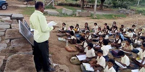 மழையிலும் வெயிலிலும் மரத்தடியில் தவிக்கும் பள்ளி மாணவர்கள்