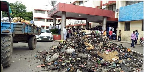மகாராஷ்டிரா முதலமைச்சருக்கு எதிராக குப்பைக் கொட்டும் போராட்டம்