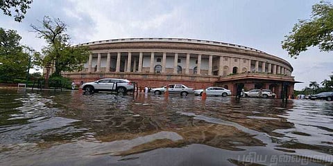 மழைநீரில் மிதக்கும் நாடாளுமன்றம்
