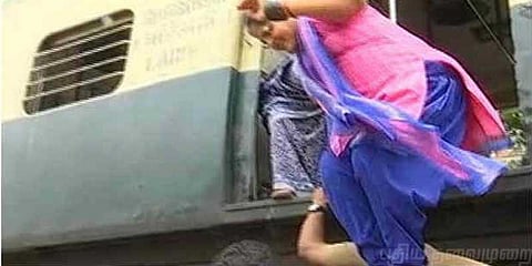 சென்னை ரயிலில் கீழிறங்க முடியாமல் தவித்த கர்ப்பிணி.. படிக்கட்டாக மாறிய காவலர்கள்..!