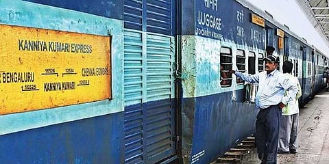 ரயிலுக்கு செல்லும் தண்ணீருக்கு போலீசார் கட்டுப்பாடு.. கழிவறை நாற்றத்தால் கஷ்டப்படும் மக்கள்..!