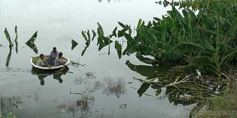 பரிசலில் வாழை பறிக்கும் விவசாயிகள் - வெள்ளத்தால் நேர்ந்த துயரம்