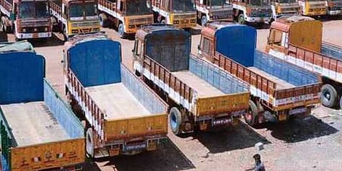 லாரிகள் வேலை நிறுத்தம் ! சிரமத்தில் விவசாயிகள்