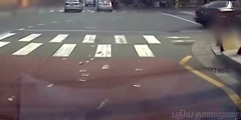 லட்சக்கணக்கான பணத்தை வீதியில் வீசிய பெண் - எடுக்காத மக்கள்