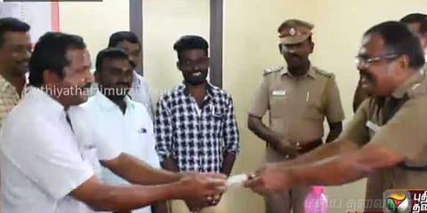 சாலையில் கண்டெடுத்த ரூ.1.5 லட்சம் பணம்... காவலரிடம் ஒப்படைத்த இளைஞர்கள் !