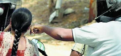 வைத்தியம் பார்க்க வந்ததாக ஏமாற்றி செயின் பறிப்பு