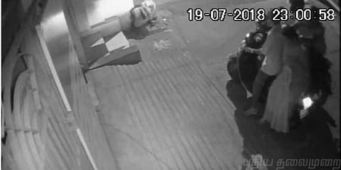 கணவருடன் பைக்கில் சென்ற பெண் : நோட்டமிட்டு கைவரிசையை காட்டிய மர்ம நபர்கள்