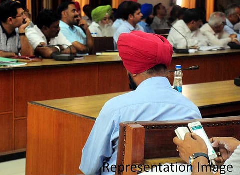 பேஸ்புக்கில் , வாட்ஸப்பில் மூழ்கிய அதிகாரிகள் - வீணான வேளாண் கருத்தரங்கு