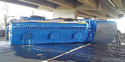 கவிழ்ந்த லாரி - 10 ஆயிரம் லிட்டர் பெட்ரோல் வீண்