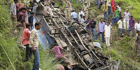 சுற்றுலாப் பேருந்து கவிழ்ந்து 33 பயணிகள் பலி - பிரதமர் மோடி இரங்கல்
