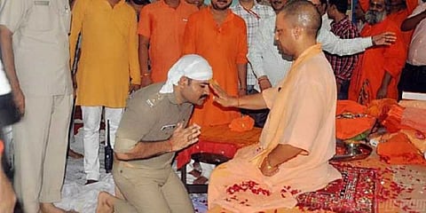 யோகியிடம் ஆசிபெற்ற காவல் அதிகாரி - வைரலாகும் படம்