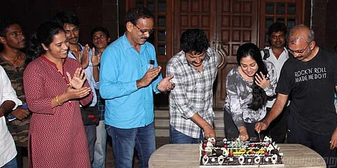 ‘காற்றின் மொழி’ படப்பிடிப்பை நிறைவு செய்தார் ஜோதிகா.. பரிசு கொடுத்து அசத்தல்..!