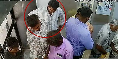 ஏடிஎம்மில் 32 ஆயிரம் நூதன முறையில் திருட்டு !