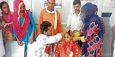 காதல் ஜோடிக்கு ஐசியூ-வில் நடந்தது அடடா திருமணம்!