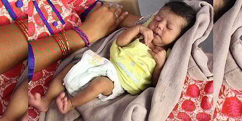 டெம்போவில் ஆதரவற்றுக் கதறிய பெண் குழந்தை