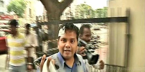 ஓடும் காரில் இருந்து குதித்த தொழிலதிபர் - பதட்டமடைந்த கடத்தல்காரர்கள்