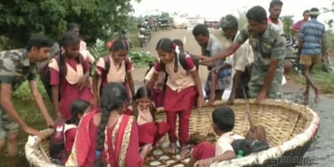 வெள்ளப்பெருக்கால் மூழ்கிய பாலம் : ஆபத்தாக பயணிக்கும் மாணவர்கள்