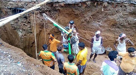 110 அடி ஆழ்குழாய் கிணற்றில் சிக்கிய சிறுமி - மீட்புப் பணி தீவிரம்