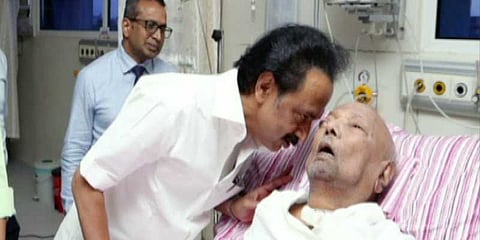 சக்கர நாற்காலியில் கருணாநிதி..!