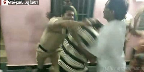 காவல்நிலையத்தில் புகுந்து தாக்குதல் : 5 காவலர்கள் படுகாயம்