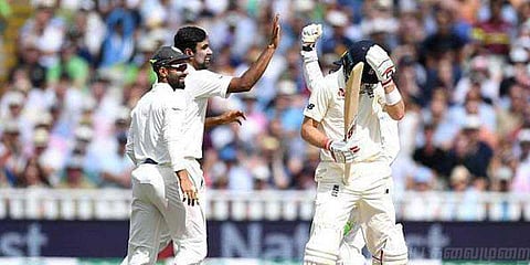 அஸ்வின், இஷாந்த் பந்துவீச்சில் பம்மிய இங்கிலாந்து