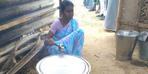 சமையலர் பாப்பாள் குடும்பத்தினருக்கு மிரட்டல்: ஆட்சியரிடம் மனு