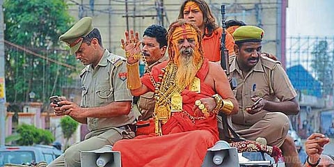 21 சொகுசு கார், 20 கிலோ தங்க நகை, பவுன்சர்ஸ்... இருந்தும் ‘கோல்டன்’ பாபா குறை தீரலையே!