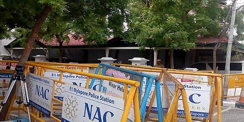 கோபாலபுரம் கருணாநிதியின் இல்லம் முன்பு குவியும் காவலர்கள்