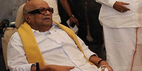 திமுக தலைவர் கருணாநிதி உயிரிழந்தார் : கண்ணீர் வெள்ளத்தில் தொண்டர்கள்..!