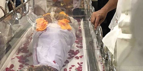 கண்ணாடி பேழையில் கருணாநிதி உடல்