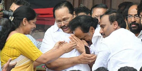 மெரினாவில் இடம், ஸ்டாலின் கண்ணீர்!