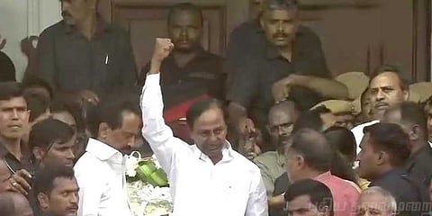 திமுக தலைவர் கருணாநிதி உடலுக்கு கெஜ்ரிவால், சந்திரசேகர் ராவ் அஞ்சலி