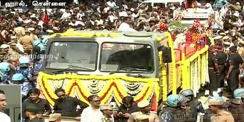 ராணுவ மரியாதையுடன் கருணாநிதியின் இறுதி ஊர்வலம் தொடங்கியது