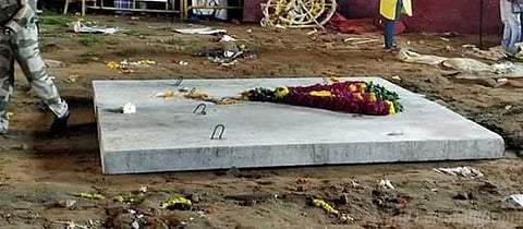 அண்ணா அணிவித்த மோதிரத்துடனே கருணாநிதி உடல் அடக்கம்..!