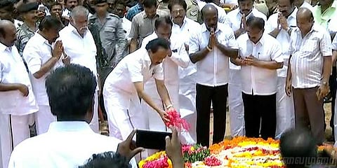 கருணாநிதி நினைவிடத்தில் ஸ்டாலின் மலரஞ்சலி