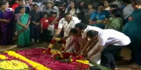 கொட்டும் மழையில் கருணாநிதி குடும்பத்தினர் அஞ்சலி