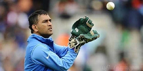 அம்பயரிடம் பந்தை வாங்கியது ஏன்? - ரகசியத்தை உடைத்தார் தோனி..!