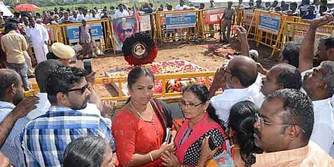 கருணாநிதியின் நினைவிடத்தில் 3-ஆவது நாளாக அஞ்சலி